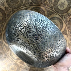 Ciotola tibetana squisitamente dettagliata intagliata a mano da 13 pollici / Autentica ciotola tibetana curativa dal Nepal / Strumento di guarigione sonora e bilanciamento energetico