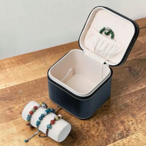 Puede incluir: Un juego de tres tazas de cer&aacute;mica con un acabado mate moteado. Las tazas son de color crema, gris claro y gris oscuro. Cada taza tiene un dise&ntilde;o simple y moderno y un asa redondeada.