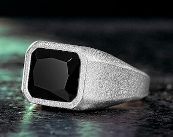 HIJONES Anello Uomo In Acciaio Inox Con Lettera Square Boss E Zirconi - Gioiello Lucky Rich