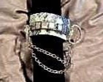 Pulsera de cuero con dije y cierre de hebilla