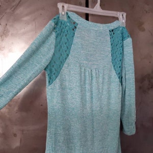 Dressy Casual Lace Shoulder to Back Women&#39;s Top Size Small Mint Green High Low Rouched 3/4 Bracelet Sleeve Stretch Lightweight Perfect Fall