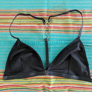 NEW Women's Large Racer Back Front Closure Thin Straps Bikini Top BLACK Silver Rings Beautiful