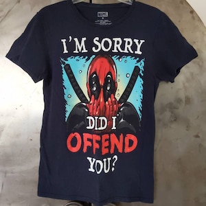 Puede incluir: Una camiseta azul marino con un gr&aacute;fico de Deadpool, un personaje de Marvel Comics, con el texto "I'm Sorry Did I Offend You?"