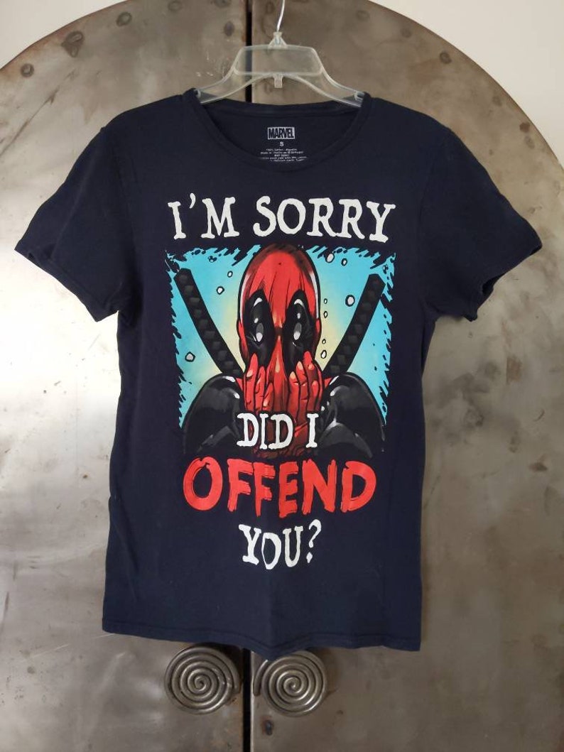 Puede incluir: Una camiseta azul marino con un gr&aacute;fico de Deadpool, un personaje de Marvel Comics, con el texto "I'm Sorry Did I Offend You?"