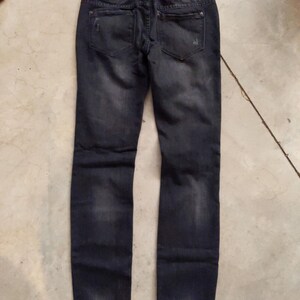 Puede incluir: Vaqueros ajustados de lavado oscuro con detalles desgastados. Los vaqueros tienen un aspecto descolorido y est&aacute;n hechos de un denim suave y c&oacute;modo.