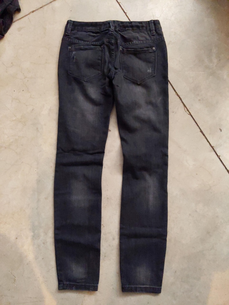 Puede incluir: Vaqueros ajustados de lavado oscuro con detalles desgastados. Los vaqueros tienen un aspecto descolorido y est&aacute;n hechos de un denim suave y c&oacute;modo.