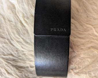 Estuche rígido magnético alargado para gafas Prada