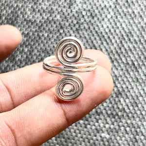 Anillo espiral de plata de ley: espiral ajustable y minimalista.