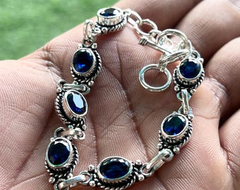 Pulsera de plata de ley con zafiro azul: joyería bohemia hecha a mano con piedras preciosas.