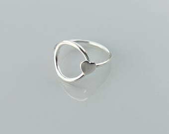 Anillo minimalista de corazón de plata de ley: joyería geométrica artesanal