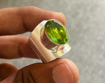 Statementring i sterlingsilver med peridot: Moderna smycken med födelsesten från augusti