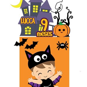 Peut inclure: Illustration sur le thème d'Halloween avec un bébé déguisé en chauve-souris, souriant et les bras tendus. L'image comprend une maison hantée, un fantôme, une citrouille, une araignée et le texte "Lucca 9 meses".