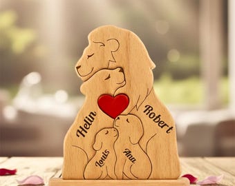 Op de afbeelding: Houten familiesculptuur met een leeuwenfamilie met een rood hart. De namen Helin, Robert, Louis en Ana zijn op de sculptuur gegraveerd. De basis luidt "The William Family".