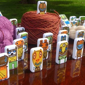 Knitting Bot: en liten dominorobot som gör allt du stickar underbart häftigt. Konst som stöder, uppmärksammar och hyllar!