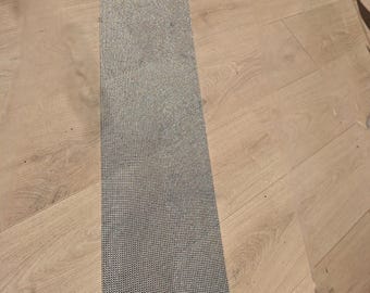 Camino de mesa de malla metálica de 110 x 23,5 cm.