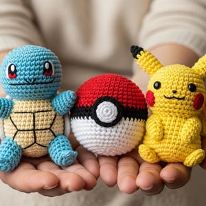 Può includere: Personaggi Pokémon all'uncinetto, tra cui uno Squirtle blu, una Poké Ball rossa e bianca e un Pikachu giallo. I giocattoli fatti a mano sono tenuti in mani aperte, mostrando i colori vivaci e le cuciture dettagliate delle figure di peluche.