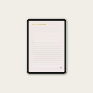 Peut inclure: Une tablette noire affichant une liste de courses intitulée "LISTE D'ACHATS" en lettres dorées. La liste comporte des espaces lignés pour les entrées et des cases à cocher. La tablette est posée sur un fond crème.