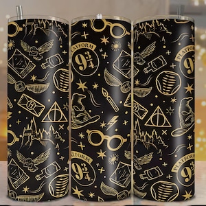 Puede incluir: Vaso negro con un patrón dorado que presenta imágenes icónicas. El diseño incluye la plataforma 9 3/4, gafas, un rayo, un sombrero y un búho volador. El vaso tiene una pajita.