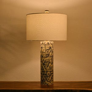 Hög bordslampa i keramik med vit trumskärm, 29″ cylinderlampa, blågrått blommönster, modern sovrumsbelysning och vardagsrumsinredning