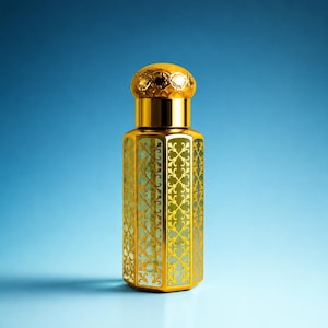 Puede incluir: Un frasco de perfume dorado con un diseño ornamental y estampado. El frasco tiene una tapa decorativa y un cuerpo rectangular con un patrón calado repetitivo. El fondo es un degradado de azul.