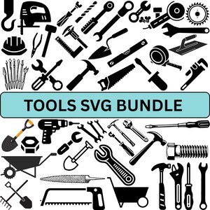Może przedstawiać: Czarno-biała grafika przedstawiająca różne narzędzia, w tym klucze, młotki i piły. Tekst "TOOLS SVG BUNDLE" znajduje się w niebieskim prostokącie. Obraz przedstawia zestaw narzędzi budowlanych i naprawczych.