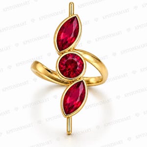 Può includere: Un anello d'oro con tre pietre preziose rosse. L'anello presenta un design unico con una pietra centrale rotonda e due pietre a forma di marquise, il tutto incastonato in una fascia d'oro lucida. Le pietre preziose sono di un rosso intenso.