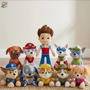 Può includere: Una collezione di peluche raffiguranti i personaggi della serie animata Paw Patrol. I giocattoli includono vari personaggi di cani nelle loro uniformi, insieme a un personaggio umano. I giocattoli sono disposti su un tappeto di colore neutro.