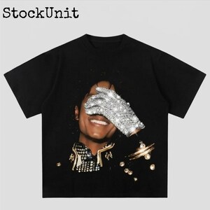 Puede incluir: Camiseta negra con un gráfico de una persona con un guante enjoyado, cubriéndose los ojos. La imagen incluye detalles dorados y el texto "StockUnit" en la parte superior. El diseño es de estilo retrato.