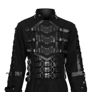 Peut inclure: Veste noire avec un col montant et des détails en cuir complexes. La veste comporte de multiples boucles, sangles et coutures décoratives. Le design comprend des panneaux de cuir avec des rivets, créant une esthétique gothique superposée.