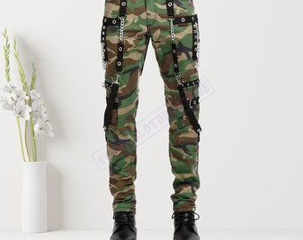 Männer Camo Gothic Hose Tripp NYC No Excuses Pants | Grüne Camouflage Hose mit Bondage Straps & Silber Nieten Hose