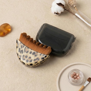 Op de afbeelding: Een set van drie keramische mokken met een gespikkelde, matte afwerking. De mokken zijn in de kleuren crème, lichtgrijs en donkergrijs. Elke mok heeft een eenvoudig, minimalistisch ontwerp, perfect voor koffie of thee.