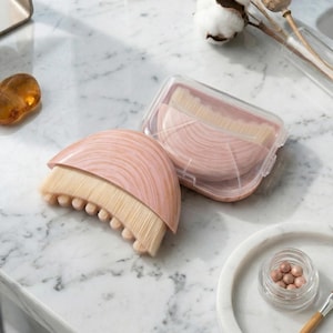 Op de afbeelding: Een rustiek houten bord met de tekst "Welcome to our home" in witte letters. Het bord heeft een verweerde afwerking en een eenvoudig, uitnodigend ontwerp, ideaal voor entree decoratie.