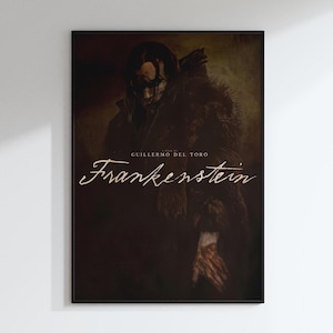 Pode incluir: Uma impressão artística emoldurada com uma ilustração sombria e gótica de uma figura do filme "Frankenstein". A obra de arte tem uma paleta de cores suaves com o título "Frankenstein" em escrita elegante e o nome "Guillermo del Toro" acima.