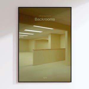 Peut inclure: Une affiche encadrée avec un bord noir présente une scène intérieure surréaliste. Le titre de l'affiche, "Backrooms", est affiché en blanc. L'image représente une pièce vide, de ton jaune, avec un long comptoir et des néons.
