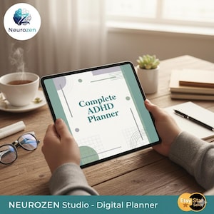 Può includere: Un tablet digitale che mostra un "Complete ADHD Planner" su una scrivania di legno. Il tablet è tenuto da una persona, con una tazza di tè, occhiali e una piccola pianta nelle vicinanze. Il logo Neurozen si trova nell'angolo in alto a sinistra.