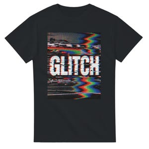 Peut inclure: Un t-shirt noir à manches courtes avec un motif rectangulaire central présentant un effet de glitch numérique. Le design affiche le mot GLITCH en lettres capitales blanches grasses sur un fond de lignes horizontales colorées déformées.