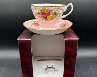 Conjunto de xícara e pires Royal Albert Rose Cameo rosa, estilo cottagecore com detalhes florais dourados.