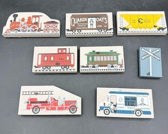 Tren de juguete vintage de los años 90, The Cat's Meow Village, juego de 8 piezas: locomotora, camión de bomberos, hielo.