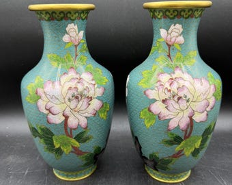 Jarrones de mesa chinos antiguos de latón con esmalte cloisonné azul verdoso, diseño floral con pájaros (par)