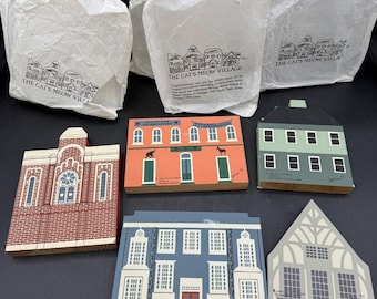 Lote de 5 artículos firmados de la serie The Cat's Meow Village de 1985: Joya de la iglesia.