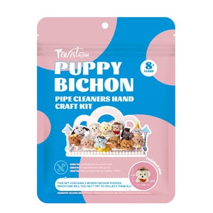 Op de afbeelding: Een roze en blauw pakket met een knutselset voor Bichon Frise puppy's van pijpenragers. De verpakking is getiteld "Puppy Bichon" en "Pipe Cleaners Hand Craft Kit". Er staat ook "8+ jaar" en "Afmeting: 8cm x 7cm" op.