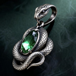 Pode incluir: Pingente prateado em forma de cobra enrolada em torno de uma grande pedra preciosa verde oval. A cabeça da cobra forma um laço para uma corrente. O pingente tem escamas detalhadas.