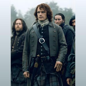 Puede incluir: Un hombre con una chaqueta gris de estilo militar con una correa negra y hebilla plateada, y una espada. Lleva una bufanda blanca y un kilt a cuadros. Otros hombres están detrás de él.