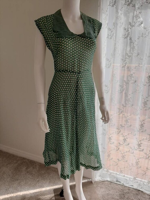 Vintage 1930s Green Printed Cotton Dustbowl Farm D