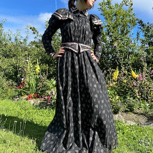Robe de jour style cache-cœur de l'époque victorienne antique, tulipe gothique