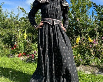 Antique Late Victorian Wrapper Day Dress Gothic Tulip