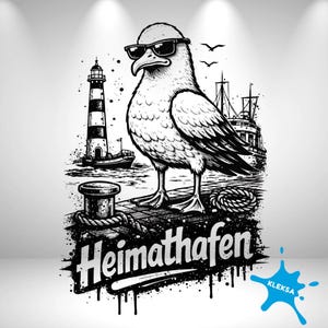 Könnte beinhalten: Schwarz-Weiß-Illustration einer Möwe mit Sonnenbrille, die auf einem Pier steht. Ein Leuchtturm, ein Boot und ein Schiff befinden sich im Hintergrund. Das Wort "Heimathafen" ist in einer Graffiti-Schrift geschrieben.