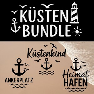 Pode incluir: Um design gráfico a preto e branco com elementos náuticos. O texto superior diz "KÜSTEN BUNDLE" com uma âncora, um farol e um sol. Abaixo, sobre um fundo arenoso, existem três designs com âncoras, ondas e as frases "Küstenkind", "Ankerplatz" e "Heimat Hafen".