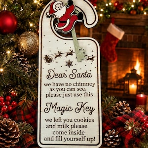 Könnte beinhalten: Ein Türhänger aus hellem Holz mit einem Ausschnitt des Weihnachtsmanns und einem Schlüssel. Der Text lautet: Dear Santa, we have no chimney as you can see, please just use this Magic Key, we left you cookies and milk please come inside and fill yourself up!