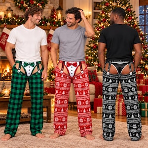 Puede incluir: Tres pantalones de estar por casa con un panel frontal estilo esmoquin con pajarita y botones, unidos a tirantes. Los pantalones vienen en cuadros verdes, rojos con patrones de copos de nieve y árboles, y negros con patrones de copos de nieve.